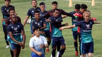 Skuat Persib Bandung memulai latihan perdana setelah menjalani libur panjang. Latihan ini juga merupakan persiapan Persib guna menyongsong kompetisi musim depan.