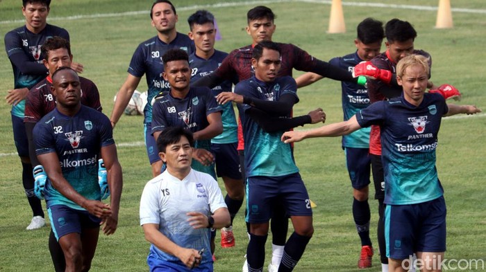 Skuat Persib Bandung memulai latihan perdana usai libur panjang. Pemain asing asal Jepang Ryohei Miyazaki yang tengah menjalani trial tampak ikut berlatih.