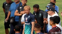 Pemain asing asal Jepang Ryohei Miyazaki yang sedang menjalani latihan ujicoba juga terlihat di lapangan.