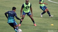 Menurut Robert, latihan perdana ini juga penting bagi para pemain yang baru bergabung dengan tim.