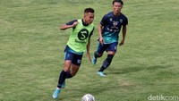 Pemain-pemain baru itu diharapkan bisa segera beradaptasi dan menyatu dengan pemain lainnya.