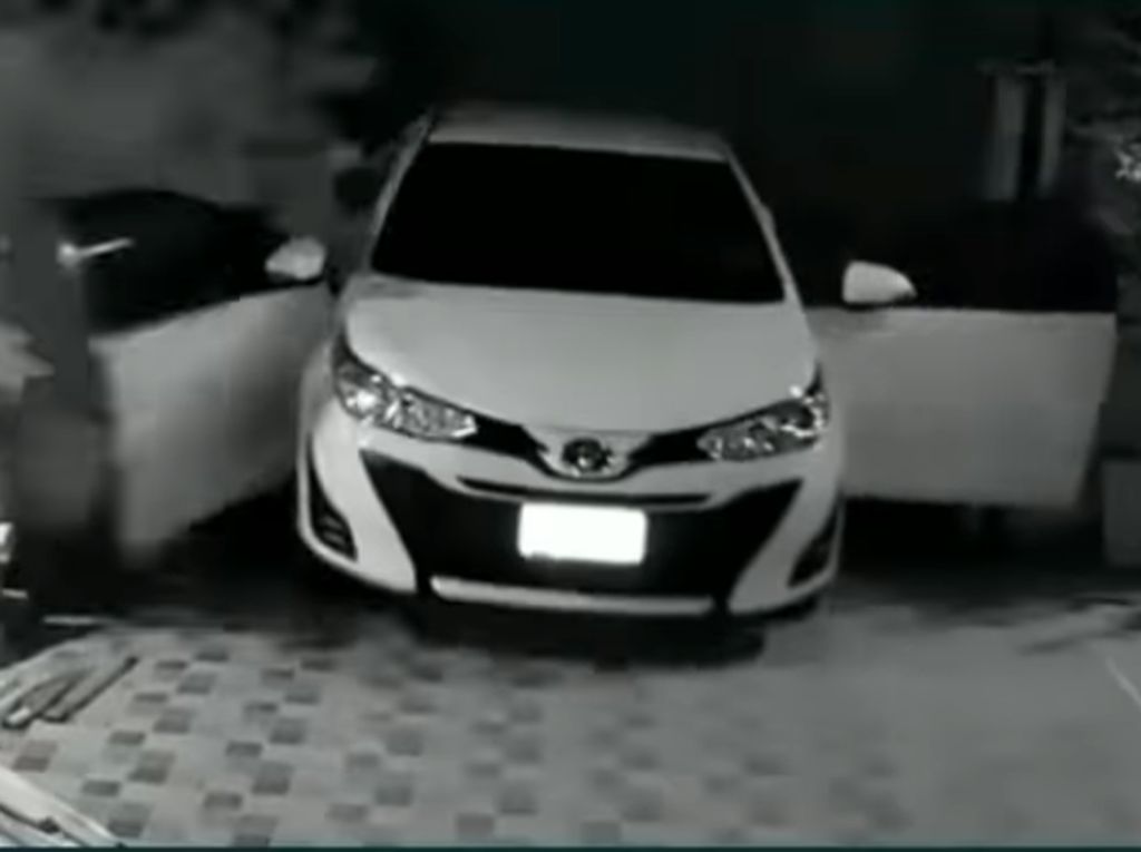Viral Mobil Nyelonong Mundur Pintu sampai Patah, Lakukan Ini saat Turun Kendaraan