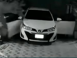 Viral Mobil Nyelonong Mundur Pintu sampai Patah, Lakukan Ini saat Turun Kendaraan Viral Mobil Nyelonong Mundur Pintu sampai Patah, Lakukan Ini saat Turun Kendaraan