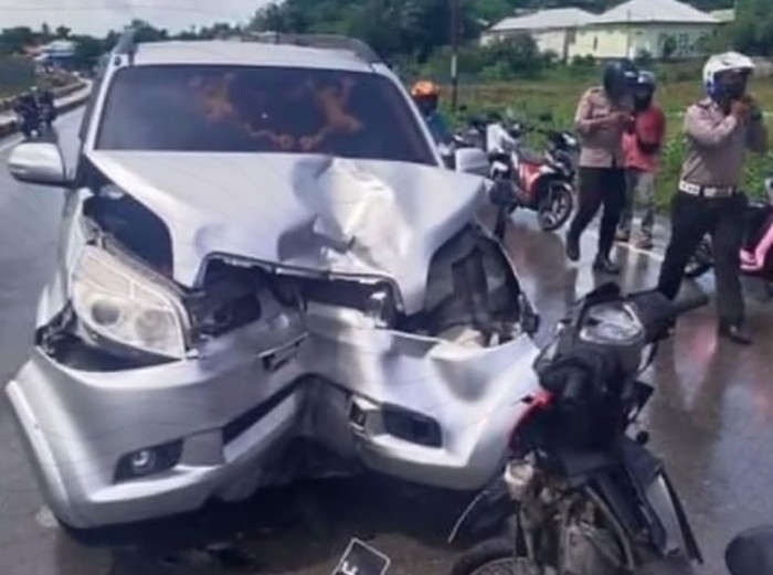 Mobil ringsek berantem banteng dengan motor Mobil ringsek berantem banteng dengan motor