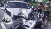 SUV Adu Banteng sama Motor Supra, Moncong Mobil Ringsek Jadi Sorotan