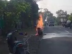 Diduga Korsleting, Motor Warga Surabaya Terbakar di Jombang