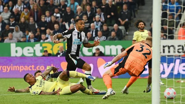 NEWCASTLE UPON TYNE, ENGLAND - MAY 16: Ben White of Arsenal scores an own goal under pressure from Callum Wilson of Newcastle United which leads to the first goal for Newcastle United during the Premier League match between Newcastle United and Arsenal at St. James Park on May 16, 2022 in Newcastle upon Tyne, England. (Photo by Stu Forster/Getty Images)