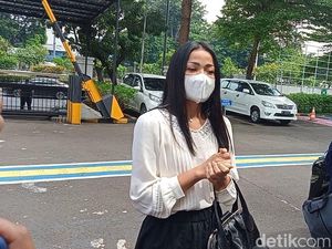 Kesiapan Nirina Zubir Hadapi Saksi Notaris: Botol Minum Harus Banyak Kesiapan Nirina Zubir Hadapi Saksi Notaris: Botol Minum Harus Banyak