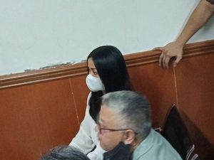 ART Kenalkan Keluarga Nirina Zubir ke Tersangka Mafia Tanah Lainnya ART Kenalkan Keluarga Nirina Zubir ke Tersangka Mafia Tanah Lainnya