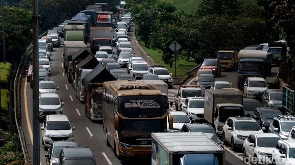 Padat Banget! Tol JORR Arah Jakarta Macet, Begini Penampakannya