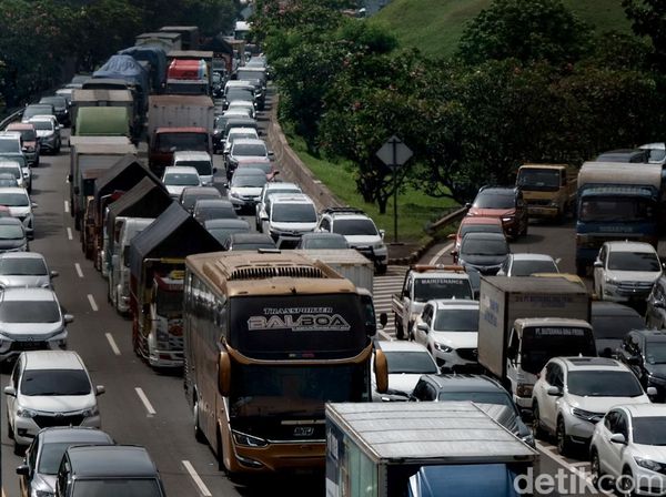 Padat Banget! Tol JORR Arah Jakarta Macet, Begini Penampakannya