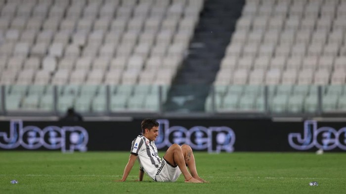 TURIN, ITALY - MAY 16: Paulo Dybala of Juventus sits barefoot on the pitch for the final time in a Juventus jersey following the Serie A match between Juventus and SS Lazio at Allianz Stadium on May 16, 2022 in Turin, Italy. (Photo by Jonathan Moscrop/Getty Images)