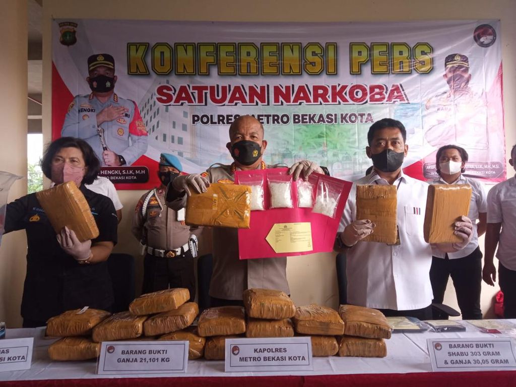 Tangkap 2 Pengedar di Bekasi, Polisi Sita 21 Kg G30 Ganja dan 30 Gram Sabu Tangkap 2 Pengedar di Bekasi, Polisi Sita 21 Kg G30 Ganja dan 30 Gram Sabu