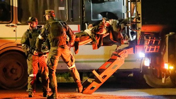 Potret Evakuasi Pasukan Ukraina dari Pabrik Baja Azovstal Mariupol