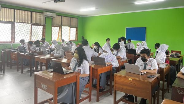 10 Potret PTM 100% di SMAN 28, Kantin Belum Buka & Pedagang Dilarang Jualan