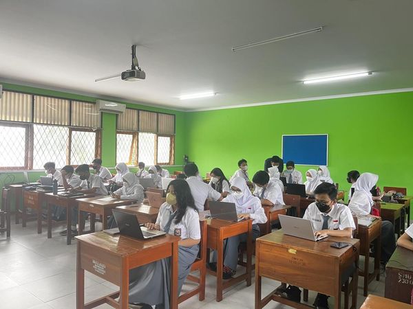 10 Potret PTM 100% di SMAN 28, Kantin Belum Buka & Pedagang Dilarang Jualan