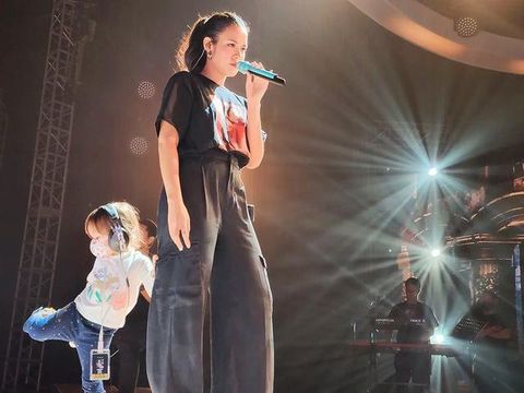 Raisa bawa Zalina naik ke atas panggung saat sound check
