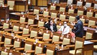 Foto-foto Sidang Paripurna DPR yang Hanya Dihadiri 76 Orang Fisik