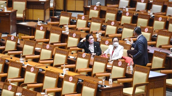 Foto-foto Sidang Paripurna DPR yang Hanya Dihadiri 76 Orang Fisik