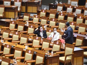 Foto-foto Sidang Paripurna DPR yang Hanya Dihadiri 76 Orang Fisik