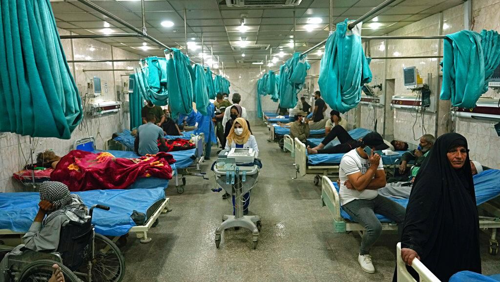 Foto-foto Ratusan Warga Irak yang Dibawa ke RS Gegara Badai Pasir Foto-foto Ratusan Warga Irak yang Dibawa ke RS Gegara Badai Pasir