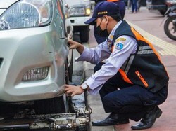 Razia Parkir Liar, Dishub Jakpus Derek 8 Mobil dan Angkut 8 Motor