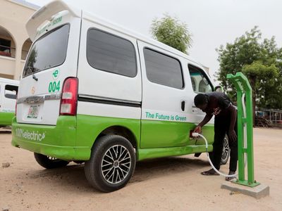 Salut, Pria Putus Sekolah Ini Sukses Bikin Mobil Listrik