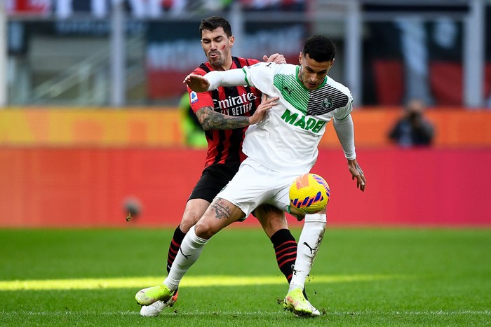 STADIO GIUSEPPE MEAZZA, MILAN, ITALY - 2021/11/28: Gianluca Scamacca (R) of US Sassuolo is challenged by Alessio Romagnoli of AC Milan during the Serie A football match between AC Milan and US Sassuolo. US Sassuolo won 3-1 over AC Milan. (Photo by Nicolò Campo/LightRocket via Getty Images)