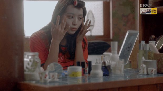 Ilustrasi perempuan menggunakan sheet mask