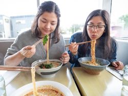 Slurpp! Menyeruput Ternyata Termasuk Etiket yang Benar Saat Makan Mie