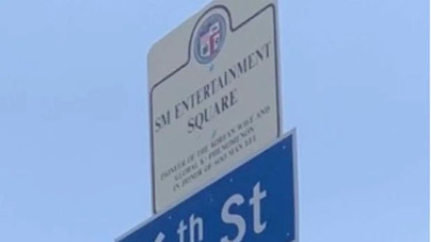 Suho, Lee Soo Man, dan Sunny SNSD meresmikan jalan di Los Angeles.