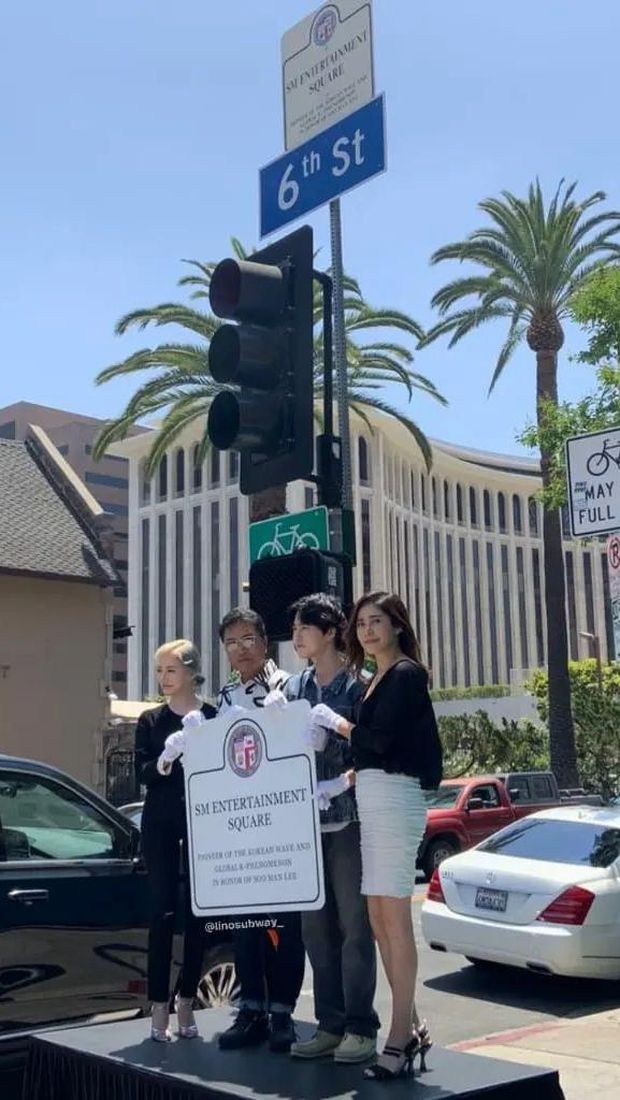 Suho, Lee Soo Man, dan Sunny SNSD meresmikan jalan di Los Angeles.