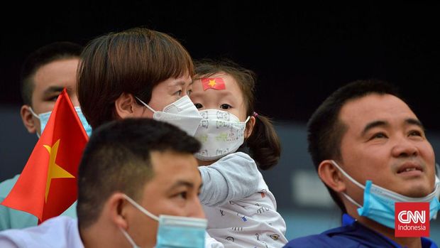 Suporter Vietnam mendukung atlet mereka tampil melawan Indonesia di Bac Giang Gymnasium, Selasa (17/5). (CNNIndonesia/Abdul Susila)