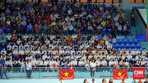 Suporter Vietnam mendukung atlet mereka tampil melawan Indonesia di Bac Giang Gymnasium, Selasa (17/5). (CNNIndonesia/Abdul Susila)