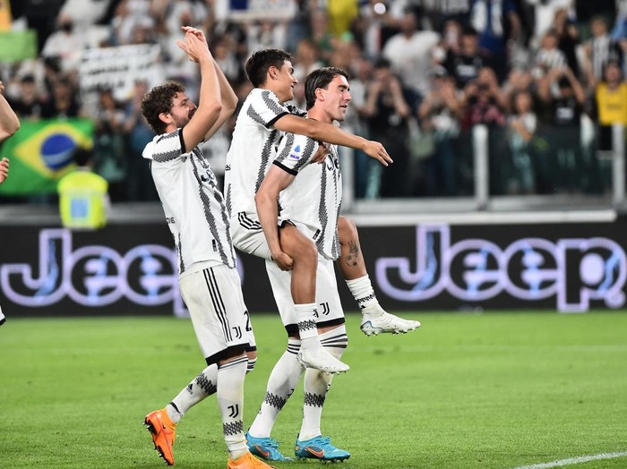 Soccer Football - Serie A - Juventus v Lazio - Allianz Stadium, Turin, Italy - May 16, 2022 Juventus' Paulo Dybala with coach Massimiliano Allegrii after being substituted REUTERS/Massimo Pinca