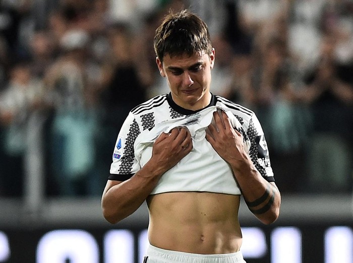 Soccer Football - Serie A - Juventus v Lazio - Allianz Stadium, Turin, Italy - May 16, 2022 Juventus' Paulo Dybala with coach Massimiliano Allegrii after being substituted REUTERS/Massimo Pinca