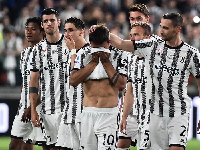 Soccer Football - Serie A - Juventus v Lazio - Allianz Stadium, Turin, Italy - May 16, 2022 Juventus' Paulo Dybala with coach Massimiliano Allegrii after being substituted REUTERS/Massimo Pinca
