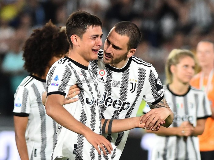 Soccer Football - Serie A - Juventus v Lazio - Allianz Stadium, Turin, Italy - May 16, 2022 Juventus' Paulo Dybala with coach Massimiliano Allegrii after being substituted REUTERS/Massimo Pinca