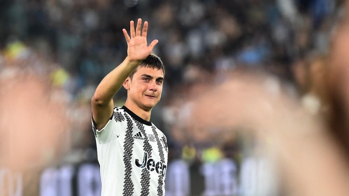 Soccer Football - Serie A - Juventus v Lazio - Allianz Stadium, Turin, Italy - May 16, 2022 Juventus Paulo Dybala with coach Massimiliano Allegrii after being substituted REUTERS/Massimo Pinca