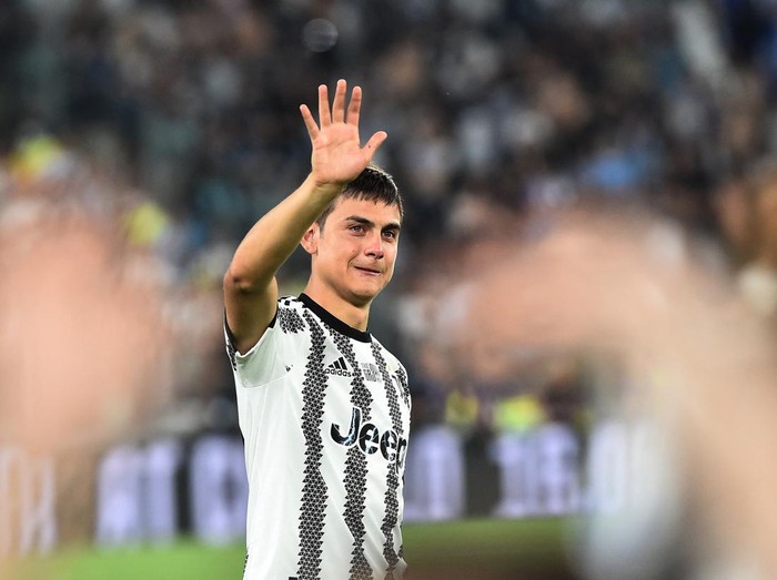 Soccer Football - Serie A - Juventus v Lazio - Allianz Stadium, Turin, Italy - May 16, 2022 Juventus' Paulo Dybala with coach Massimiliano Allegrii after being substituted REUTERS/Massimo Pinca