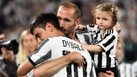 Meski demikian, para fans Bianconeri tetap memadati Allianz Stadium. Sorotan mereka tertuju pada Giorgio Chiellini dan Paulo Dybala yang menjalani laga terakhir bersama Juventus di kandang.