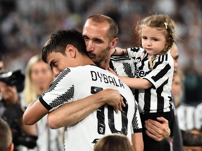 Soccer Football - Serie A - Juventus v Lazio - Allianz Stadium, Turin, Italy - May 16, 2022 Juventus' Paulo Dybala with coach Massimiliano Allegrii after being substituted REUTERS/Massimo Pinca