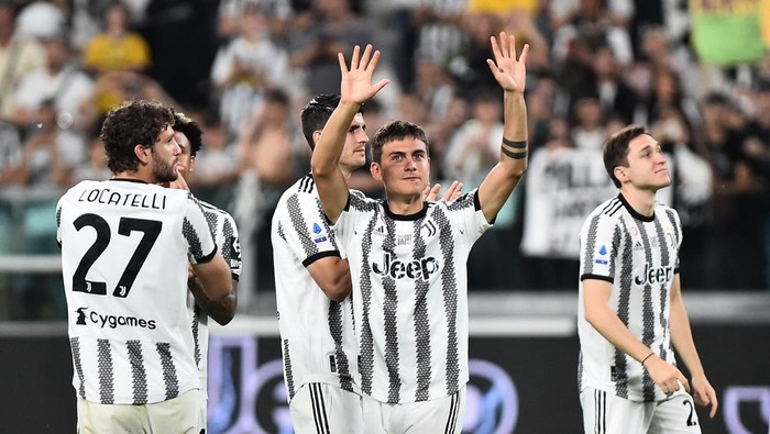 Soccer Football - Serie A - Juventus v Lazio - Allianz Stadium, Turin, Italy - May 16, 2022 Juventus' Paulo Dybala with coach Massimiliano Allegrii after being substituted REUTERS/Massimo Pinca