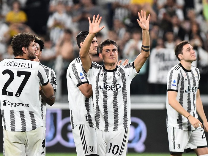 Soccer Football - Serie A - Juventus v Lazio - Allianz Stadium, Turin, Italy - May 16, 2022 Juventus' Paulo Dybala with coach Massimiliano Allegrii after being substituted REUTERS/Massimo Pinca