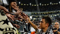 Keduanya tampil sebagai starter di laga ini. Cheillini tampak tenang menghadapi laga terakhirnya di Allianz Stadium, sedangkan Dybala begitu emosional seusai laga.  