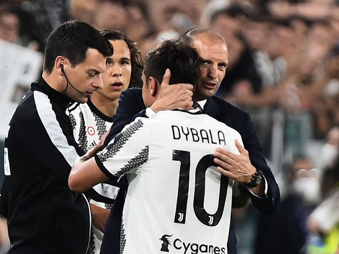 Soccer Football - Serie A - Juventus v Lazio - Allianz Stadium, Turin, Italy - May 16, 2022 Juventus' Paulo Dybala with coach Massimiliano Allegrii after being substituted REUTERS/Massimo Pinca