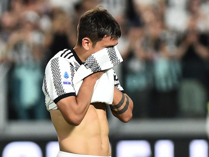 Soccer Football - Serie A - Juventus v Lazio - Allianz Stadium, Turin, Italy - May 16, 2022 Juventus' Paulo Dybala with coach Massimiliano Allegrii after being substituted REUTERS/Massimo Pinca