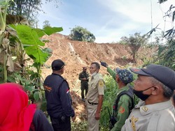 Petani Mancing di Sungai Bogor Terluka Tertimpa Tebing Longsor