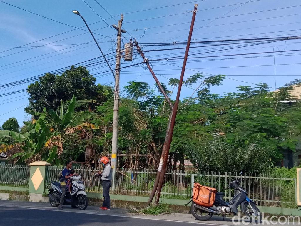 Tiang Telepon Bengkok di Jalan Klaten-Boyolali, Ternyata Ini Sebabnya
