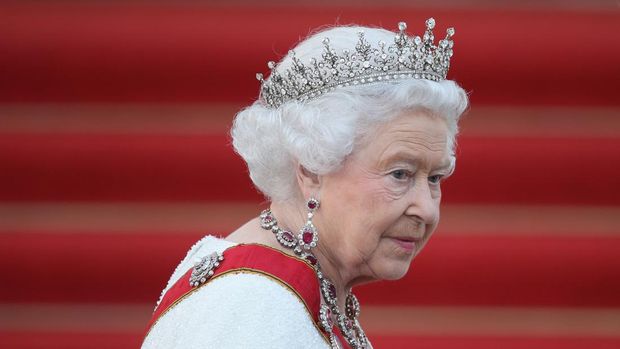 BERLIN, GERMANY - JUNE 24:  Queen Elizabeth II arrives for the state banquet in her honour at Schloss Bellevue palace on the second of the royal couple's four-day visit to Germany on June 24, 2015 in Berlin, Germany. The Queen and Prince Philip are scheduled to visit Berlin, Frankfurt and the concentration camp memorial at Bergen-Belsen during their trip, which is their first to Germany since 2004.  (Photo by Sean Gallup/Getty Images)